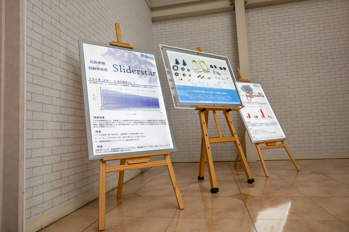 ブレインシール本社の1階エントランスホール。開放感のある受付スペース。