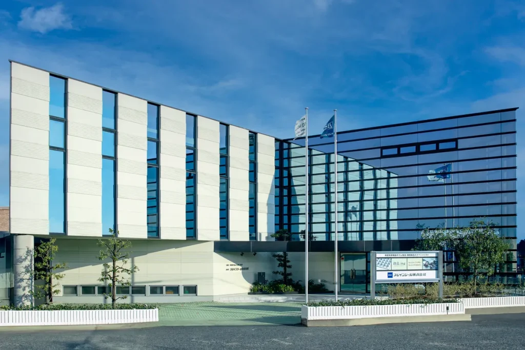 ブレインシール本社の建物外観。モダンなデザインのオフィスビル全景。